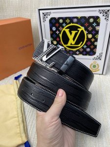 品名：Lv..路易..威登原单 材质：原单牛皮腰带 百分百头层牛皮腰带保证真皮，24K纯钢扣，专柜原单品质、做工精细，时尚大牌，送人自用首选 包装： 请认准如图