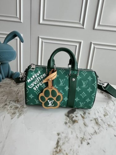 M12684绿色顶级原单 动态变码本款 Keepall BandoulièRe 25 手袋浓缩经典 Keepall 旅行袋设计，以 Pharrell Willi