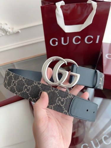 特 Gucci Gg Supreme帆布拼接皮腰带 采用环保工艺制作而成 饰以互扣式双 G 带扣 本款腰带适用低腰和高腰两种穿戴方式 时尚潮流款 皮带宽度 4.