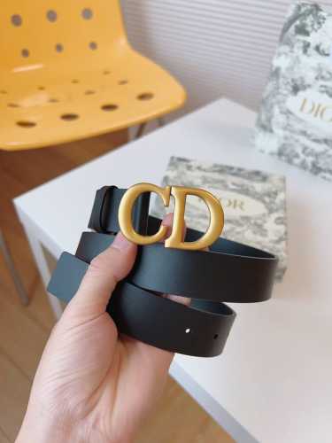 特 迪奥dior 这款马鞍腰带是一款经典配饰。光滑牛皮革打造光滑质感和优雅气质。采用复古金色饰面金属 Cd 腰带扣，款式修长，与半身裙、长裤或连衣裙搭配更显身形