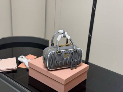 升级版配盒 Size：23*12Cm Miumiu保龄球 新尺寸 很难不爱啊啊！ 这个尺寸很难不动心哦！ 可手拎也可斜挎 容量足足的~~ 出场就是Miumiu小