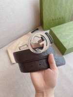 特 Gucci 互扣式双G带扣腰带，采用热压印技术的Gucci Signature皮革精制而成，触感厚实，印花图案清晰分明。时尚经典百搭款；皮带宽度：4.0Cm