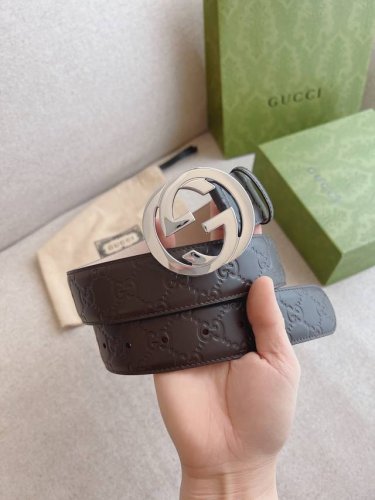 特 Gucci 互扣式双G带扣腰带，采用热压印技术的Gucci Signature皮革精制而成，触感厚实，印花图案清晰分明。时尚经典百搭款；皮带宽度：4.0Cm