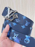 本款 双面腰带以水彩效果捕捉画家的创意瞬间，将 Monogram 图案浮现于晕染底色，翻转即现素净一面。哑光 搭扣再添品牌格调。Monogram 帆布，小牛皮，