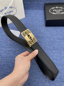 品牌普拉达自动扣 特 描述双面原版皮，原板扣、这款饰有带扣的腰带配以水牛皮衬里，覆以Monogram 牛皮。展现细腻的品牌特质，是牛仔裤的理想配件 自动扣扣；3
