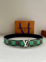 特 本款 Lv Initiales 双面腰带出自 春夏男装秀场，为 Damier Pop 帆布浸染潮流新色，翻转可见光滑素雅牛皮革。Lv 字母搭扣与崭新 Lou