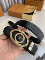 品名： Lv..路易..威登原单 型号：经典挂扣，纯钢材质镶钻扣头，图片实物拍摄材料：头层牛皮，挂扣系列，纯钢质扣头，钯镀电镀工艺永不掉色。黑色头层牛皮经典鳄鱼