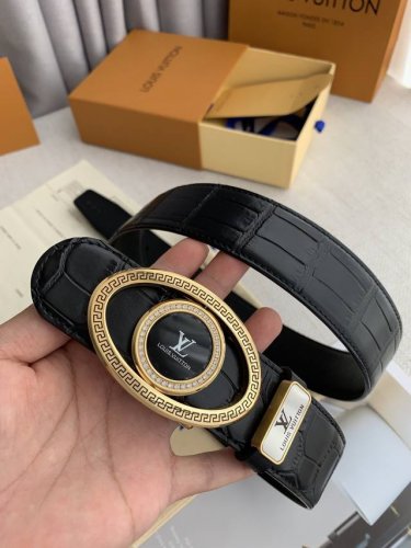 品名： Lv..路易..威登原单 型号：经典挂扣，纯钢材质镶钻扣头，图片实物拍摄材料：头层牛皮，挂扣系列，纯钢质扣头，钯镀电镀工艺永不掉色。黑色头层牛皮经典鳄鱼