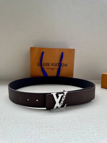 4.0 宽的 Lv Shadow 腰带，尽显经典风尚与内敛格调。其采用 Monogram Shadow 皮革，搭配素面皮革，Lv 搭扣更描绘有珐琅条纹。以摩登笔