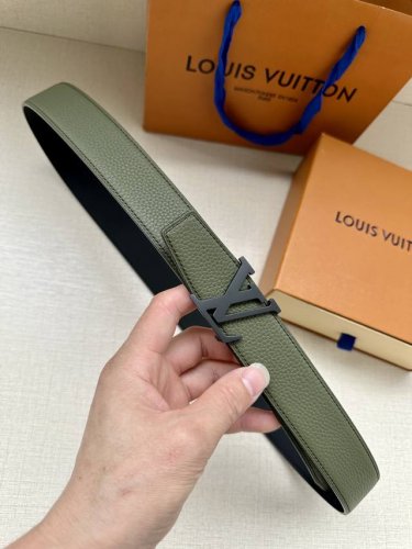 特 Lv Heritage 双面腰带3.4宽 选取粒面皮革和纳帕皮革，以抛光和拉丝工艺淬炼新款 Lv 搭扣。微弧形边缘和摩登形状末端见证细致匠心，为考究人士带来