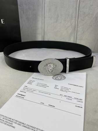 宽度4.0Cm Versace 范思哲 此款腰带采用柔软牛皮革于意大利精制而成，配有金 银 枪色椭圆形腰带扣，饰有带水晶装饰的美杜莎。 - 点击图像关闭