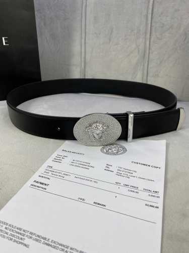 宽度4.0Cm Versace 范思哲 此款腰带采用柔软牛皮革于意大利精制而成，配有金 银 枪色椭圆形腰带扣，饰有带水晶装饰的美杜莎。