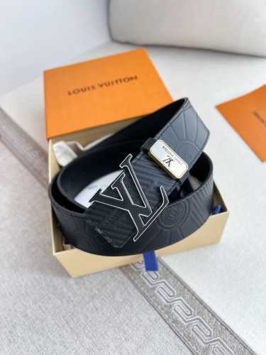 品名： Lv..路易..威登腰带皮带原单 型号：挂扣，经典纯钢材质挂扣，头层牛皮，图片实物拍摄 材料：头层牛皮，挂扣系列，纯钢材质扣头，钯镀电镀工艺永不掉色。原