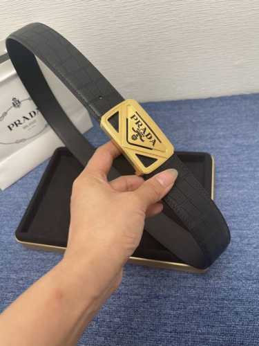 品牌普拉达 描述采用高级真皮精制而成，触感厚实，饰以普拉达商标带扣。腰带为意大利尺寸，请在购买前参阅腰带尺寸指南. 铜扣金属配件 黑色皮革，采用环保工艺制作而成