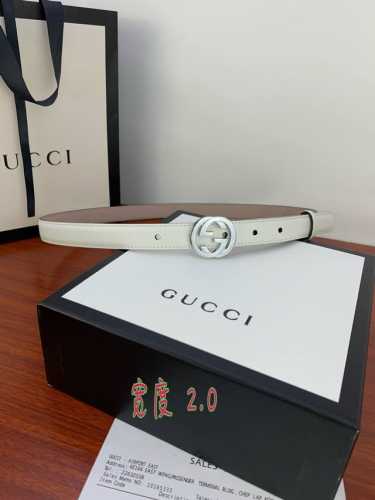 G U C C I 此细款腰带用采光头小层牛皮 精制而成，配以双G带扣。宽度 ：2.0 Cm