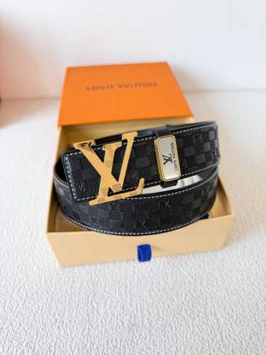 品名 Lv..路易..威登腰带皮带原单 型号 挂扣 经典纯钢材质挂扣 头层牛皮 图片实物拍摄 材料 头层牛皮 挂扣系列 纯钢材质扣头 钯镀电镀工艺永不掉色 经典