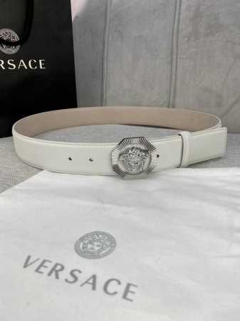 宽度4.0Cm Versace 范思哲 此款柔软的皮带饰3D美杜莎腰带扣，可搭配正装或休闲牛仔装。 - 点击图像关闭