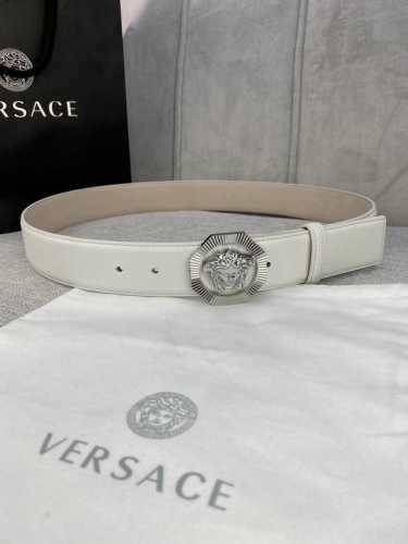 宽度4.0Cm Versace 范思哲 此款柔软的皮带饰3D美杜莎腰带扣，可搭配正装或休闲牛仔装。