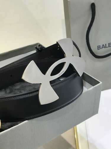 批 巴 .世家 Balenciga Fall-Winter 宽35Mm 黑色腰带采用复古美学设计意大利制造的原厂希腊纹皮革，釆用安德玛联名造型 签名镀金金属效果