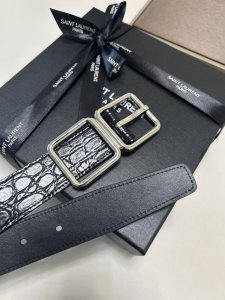 特P210 Saint Laurent圣罗兰新款腰带，头层小牛皮 配以Cassandre标识方型搭扣，搭配不能少的C位单品，给造型带来结构感，提升女性气质。宽度