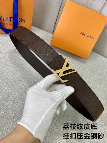 特 本款 Damier4.0宽双面腰带乃魅力天成的典范。由小牛皮制成，以点缀 搭扣的精心镂刻的 Damier 图案彰显品牌精湛工艺，风格时尚。双面皮带增添功能，