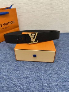 品牌Lv 4．0Cm 描述这款饰有Lv带扣的腰带配以水牛皮衬里，覆以Monogram 牛皮。展现细腻的品牌特质，是牛仔裤的理想配件 Lv字母带扣 Monogra