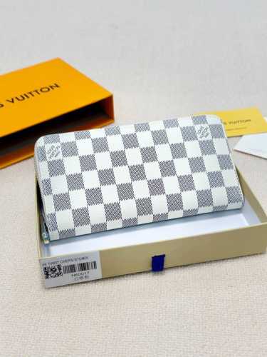 颜色 白格粉尺寸 19X10型号 60017Lv专柜精典单拉链钱包 原版品质原版五金配件永不过时人手必备款 销量冠军