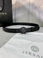 特 宽度3.0Cm Versace此款柔软的皮带配有立体美杜莎腰带搭扣，拥有3D立体饰面，与连衣裙、正装或休闲丹宁单品搭配相得益彰。