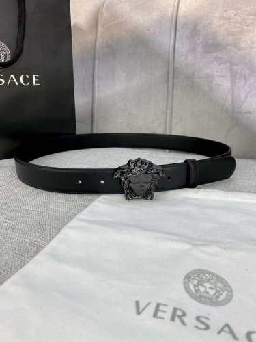 特 宽度3.0Cm Versace此款柔软的皮带配有立体美杜莎腰带搭扣，拥有3D立体饰面，与连衣裙、正装或休闲丹宁单品搭配相得益彰。