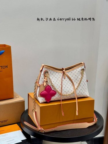 礼盒包装 Lv Carryallbb链条 Tote托特包又添新色啦 Lv新色 沙丘色Carryall链条腋下购物袋新出的沙丘色好喜欢 热门的包款添加美丽的新色简