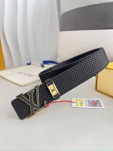品名： Lv..路易..威登腰带皮带原单 型号：挂扣，经典纯钢材质字母挂扣，头层牛皮，图片实物拍摄 材料：头层牛皮，挂扣系列，纯钢材质扣头，钯镀电镀工艺永不掉色