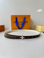 本款 2.0宽 Lv Iconic 腰带令传统元素焕现摩登魅力。纤细尺寸可穿过束带圈或单独收拢腰线，Iconic 搭扣流露优雅格调，双面设计实现更多造型可能一面