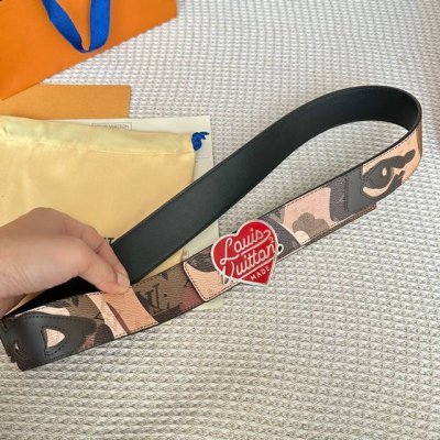 特P180 寬：40Mm 驢家 寬度40Mm Ss今季專櫃在售新品 男士系列 面浮雕有品牌花紋 配以原廠純黑色小牛皮 搭配別緻的心形掛扣 雙面用