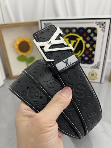 品名 Lv..路易..威登原单 材质 原单牛皮腰带 百分百头层牛皮腰带保证真皮 24K纯钢扣 专柜原单品质 做工精细 时尚大牌 送人自用首选 包装 请认准如图专