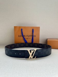 特 本款 4.0宽lv Initiales 双面腰带聚焦品牌经典 Damier 格纹，以 Damier Graphite 帆布和 Damier Infini 皮