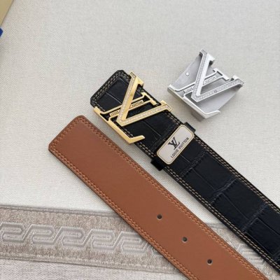 品名： Lv..路易..威登腰带皮带原单 型号：挂扣，经典纯钢材质镶钻挂扣，头层牛皮，图片实物拍摄 材料：头层牛皮，挂扣系列，纯钢材质扣头，钯镀电镀工艺永不掉色