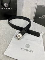 宽度4.0Cm Versace 范思哲 采用进口万象纹牛皮 此款平面腰带配有醒目的美杜莎头像搭扣 可为任何造型增添几分立体雅致效果