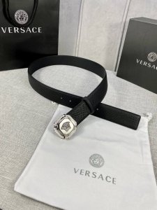 宽度4.0Cm Versace 范思哲 采用进口万象纹牛皮 此款平面腰带配有醒目的美杜莎头像搭扣 可为任何造型增添几分立体雅致效果