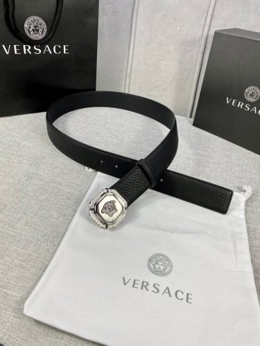 宽度4.0Cm Versace 范思哲 采用进口万象纹牛皮 此款平面腰带配有醒目的美杜莎头像搭扣 可为任何造型增添几分立体雅致效果
