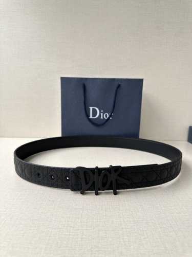 特 宽度3.5Cm Dior 这款不锈钢金属腰带扣是春季系列新品，展示 Cd Icon 标志和 Oblique Cosmo 图案，致敬 Dior 的经典图案。可