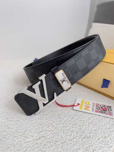品名： Lv..路易..威登腰带皮带原单 型号：挂扣，经典纯钢材质面字母挂扣，头层牛皮，图片实物拍摄 材料：头层牛皮，挂扣系列，纯钢材质扣头，钯镀电镀工艺永不掉