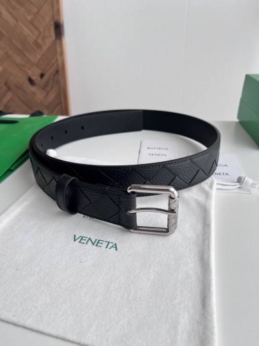 Bv 2026最新款男士编织腰带 纯手工Intreccio大格子编织 意大利原厂荔枝纹小牛皮 扁孔设计 搭配微复古银色带格纹滚轮针扣 可活动皮圈 宽度35Mm