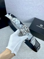 宽度4.0Cm Versace范思哲此款Palazzo腰带采用牛皮革面料制作，并饰有Le Pop Classique图案印花和标志性的美杜莎五金配件。