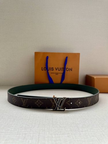 特 Lv Initiales 3.0宽双面腰带以牛皮革搭配品牌标志性的 Damier Cobalt 帆布，丰富时尚造型选择。牛皮革面适合商务造型，反面的 Dam