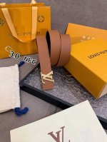 特 Lv女款腰带 全套包装 本款 3.0Cm Lv Initiales 双面腰带以经典之姿成就两式风尚：Monogram 帆布传递闲适惬意，粒面牛皮革流露雅致格