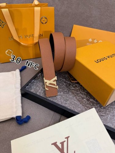 特 Lv女款腰带 全套包装 本款 3.0Cm Lv Initiales 双面腰带以经典之姿成就两式风尚：Monogram 帆布传递闲适惬意，粒面牛皮革流露雅致格