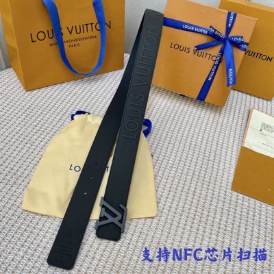 配全套包装礼盒 Lv S-Lock系列 宽度3.5Cm 精致的字母搭扣 搭配品牌專用小牛皮压logo标识 双面用