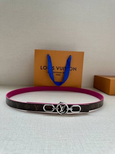 2.0宽 本款 Lv Iconic 双面腰带新款 搭配标志性 Iconic 搭扣，无论展现 Monogram Reverse 帆布或素雅牛皮革，均可为挚爱造型注