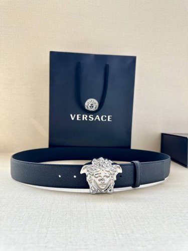 宽度4.0Cm Versace 范思哲 此款柔软的皮带饰3D美杜莎腰带扣，可搭配正装或休闲牛仔装。