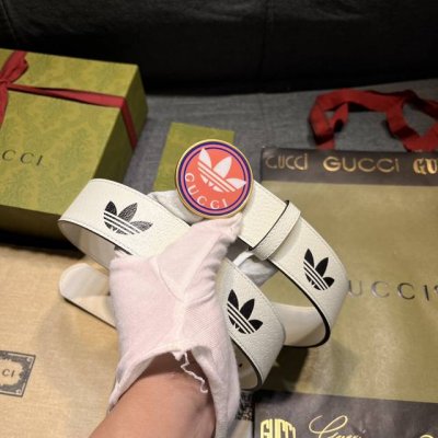 特 古奇 宽4.0Cm Supreme帆布是品牌的一经典面料，经不同配色组合以及现代和经典设计演绎后，在《古驰爱的进行曲》全新时装系列中大放异彩。该款帆布灵感源
